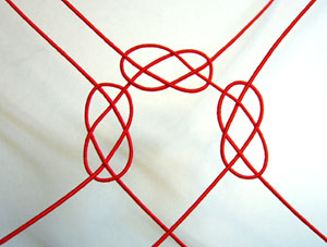 結び方手順�B　2つのあわじ結びからこのように編んでいきます。