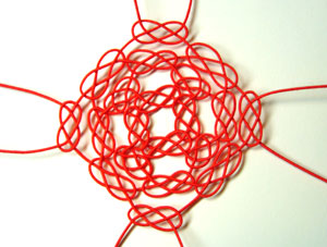 結び方手順�C　自分の好みの大きさまで編み重ねていきます。