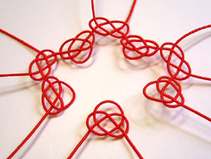 結び方手順�A　隣り合うあわじ結びを利用し、あわじ結びを編み重ねます。