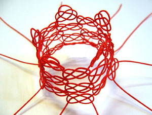 結び方手順�C　さらにあわじ結びを編み重ね、好みの大きさまで編み重ねます。